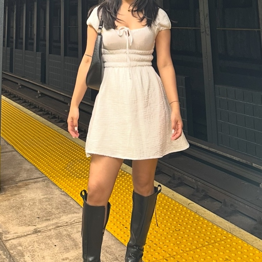 Elegant White Sleeveless Dress
